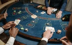 Halaman promosi di aplikasi mobile domino228 menampilkan penawaran terbaru, cashback mingguan, dan program rujukan